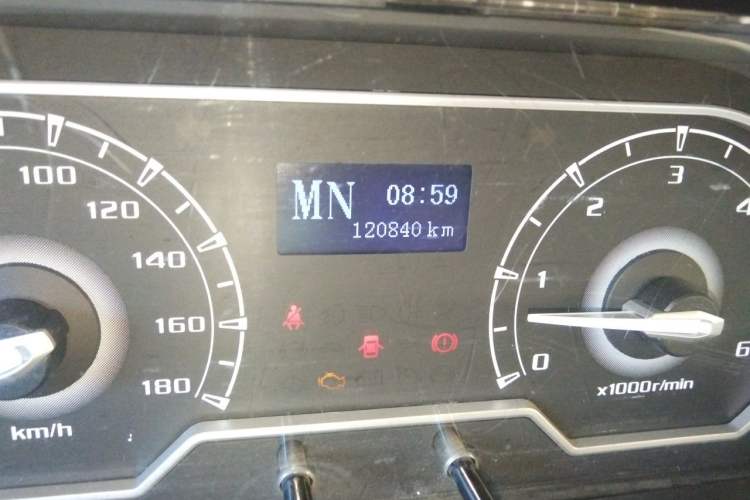 Used SAIC MAXUS Xintu V80 2019 2.5T Classic AMT Van Short Wheelbase Mid-Roof 6-Seater Odometer Close Up
