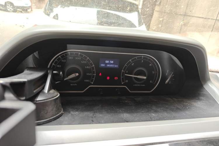 Used SAIC MAXUS Xintu V80 2019 2.5T Classic Model 6-Speed Manual Aotong Long Wheelbase Mid-Height 7-Seater Odometer Close Up