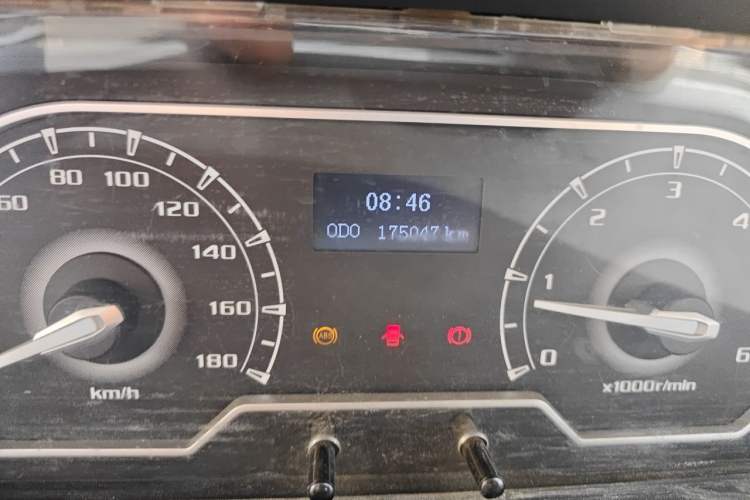 Used SAIC MAXUS Xintu V80 2019 2.5T Classic Version 6-Speed Manual – Aoyuntong Modified Long Wheelbase Mid-Height 7-Seater Odometer Close Up