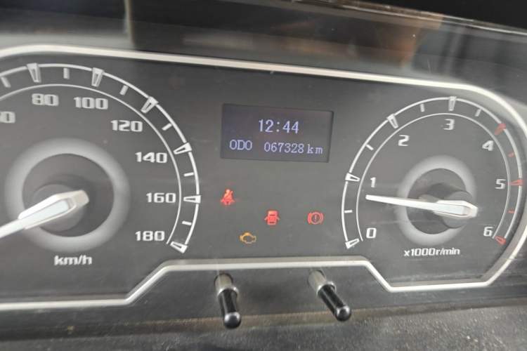 Used SAIC MAXUS Xintu V80 2019 2.5T Classic Edition 6-Speed Manual – Aoyuntong Short Wheelbase Mid-Height Design 5/6 Seats Odometer Close Up