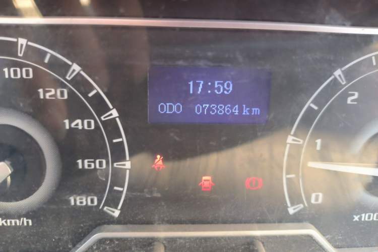 Used SAIC MAXUS Xintu V80 2019 2.5T Classic Model 6-Speed Manual Aotong Long Wheelbase Mid-Height 7-Seater Odometer Close Up