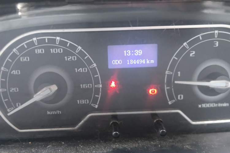 Used SAIC MAXUS Xintu V80 2019 2.5T Classic Model 6-Speed Manual Aotong Long Wheelbase Mid-Height 7-Seater Odometer Close Up