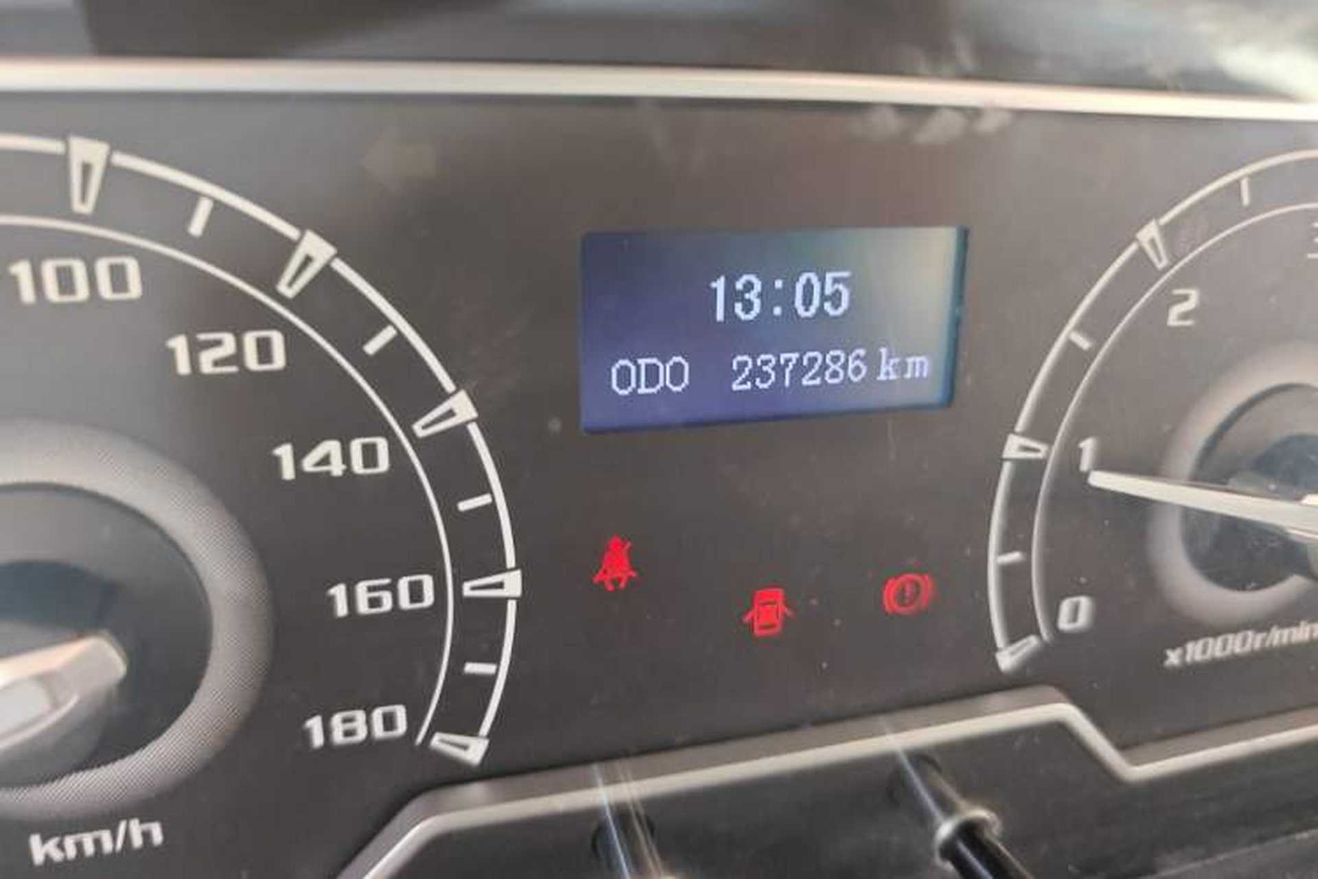 Used SAIC MAXUS Xintu V80 2019 2.5T Classic Version 6-Speed Manual – Aoyuntong Modified Long Wheelbase Mid-Height 7-Seater Odometer Close Up