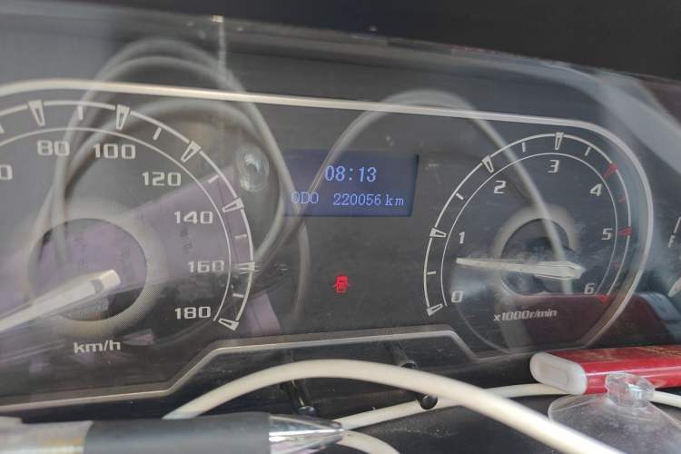 Used SAIC MAXUS Xintu V80 2019 2.5T Classic Model 6-Speed Manual Aotong Long Wheelbase Mid-Height 7-Seater Odometer Close Up