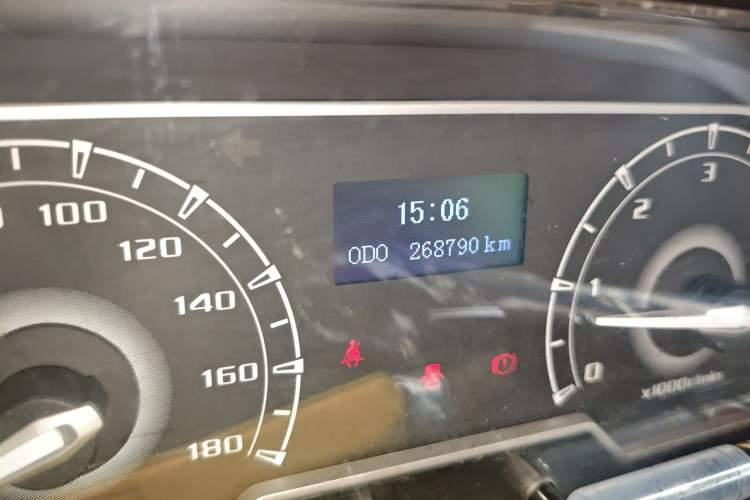Used SAIC MAXUS Xintu V80 2019 2.5T Classic Model 6-Speed Manual – Aoyuntong Modified Version with Long Wheelbase High Roof and 7 Seating Capacity Odometer Close Up