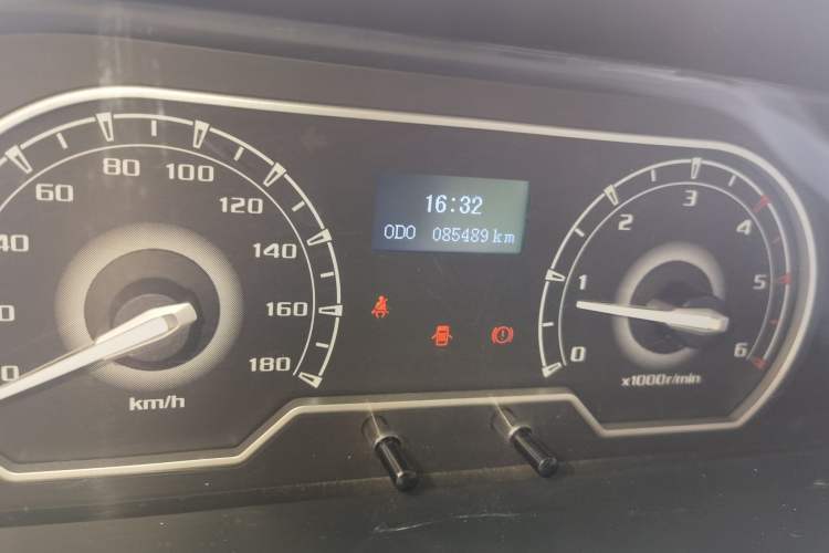 Used SAIC MAXUS Xintu V80 2019 2.5T Classic Edition 6-Speed Manual – Aoyuntong Short Wheelbase Mid-Height Design 5/6 Seats Odometer Close Up