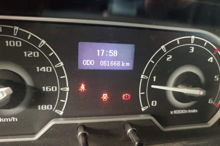 Used SAIC MAXUS Xintu V80 2019 2.5T Classic Edition 6-Speed Manual – Aoyuntong Modified Version Short Wheelbase Mid-Height Roof 5/6 Seats Odometer Close Up