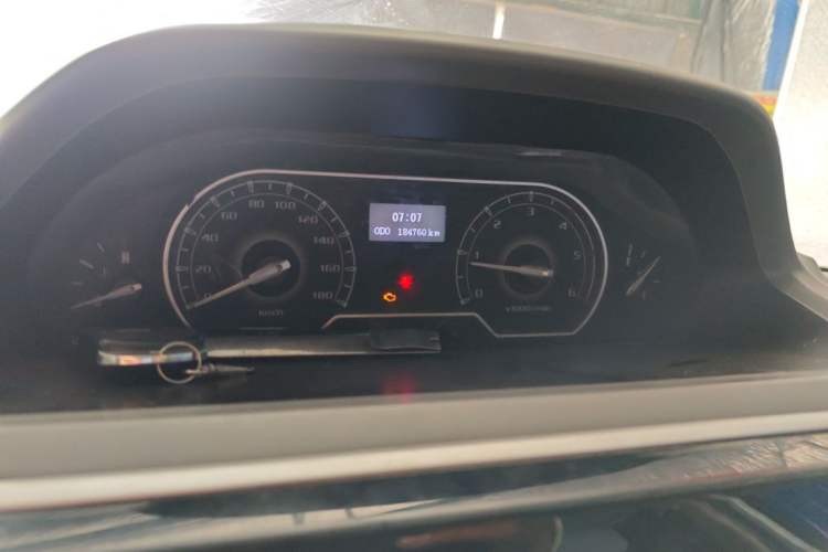 Used SAIC MAXUS Xintu V80 2019 2.5T Classic Model 6-Speed Manual Aotong Long Wheelbase Mid-Height 7-Seater Odometer Close Up