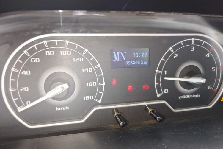 Used SAIC MAXUS Xintu V80 2019 2.5T Classic Model AMT Aoyuntong Short Wheelbase Ultra-Low Roof 5/6-Seater Odometer Close Up
