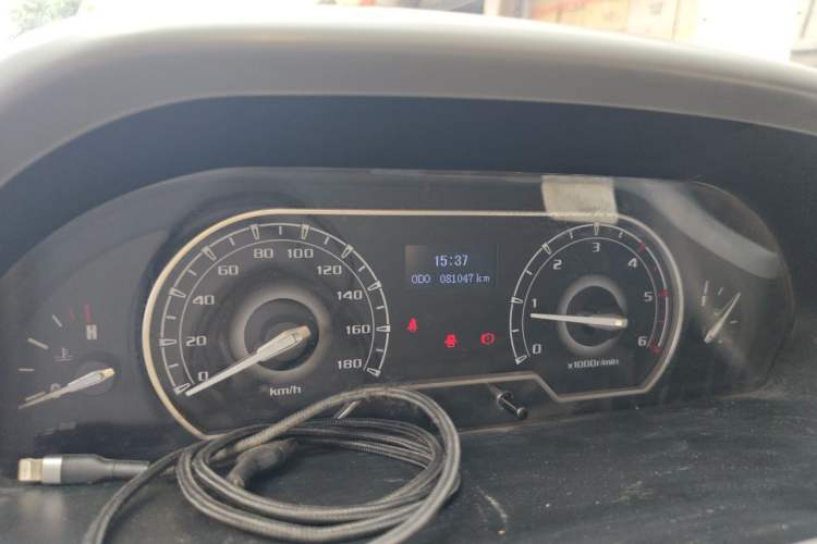 Used SAIC MAXUS Xintu V80 2019 2.5T Classic Model 6-Speed Manual Aotong Long Wheelbase Mid-Height 7-Seater Odometer Close Up