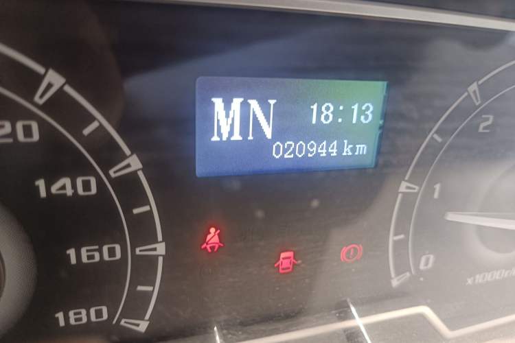 Used SAIC MAXUS Xintu V80 2019 2.5T Classic AMT Aoyuntong Short Wheelbase Mid-Roof 5/6-Seater Odometer Close Up