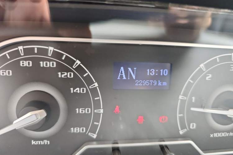 Used SAIC MAXUS Xintu V80 2019 2.5T Classic AMT Van Short Wheelbase Mid-Roof 6-Seater Odometer Close Up