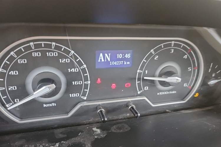 Used SAIC MAXUS Xintu V80 2019 2.5T Classic Model AMT Aoyuntong Short Wheelbase Ultra-Low Roof 5/6-Seater Odometer Close Up