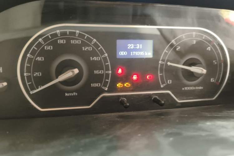 Used SAIC MAXUS Xintu V80 2019 2.5T Classic Model 6-Speed Manual – Aoyuntong Short Wheelbase Ultra-Low Roof 5/6 Seats Odometer Close Up