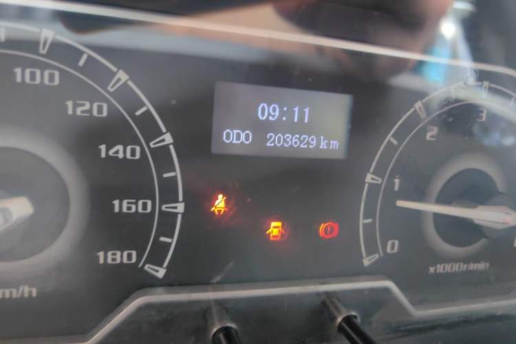 Used SAIC MAXUS Xintu V80 2019 2.5T Classic Version 6-Speed Manual – Aoyuntong Modified Long Wheelbase Mid-Height 7-Seater Odometer Close Up