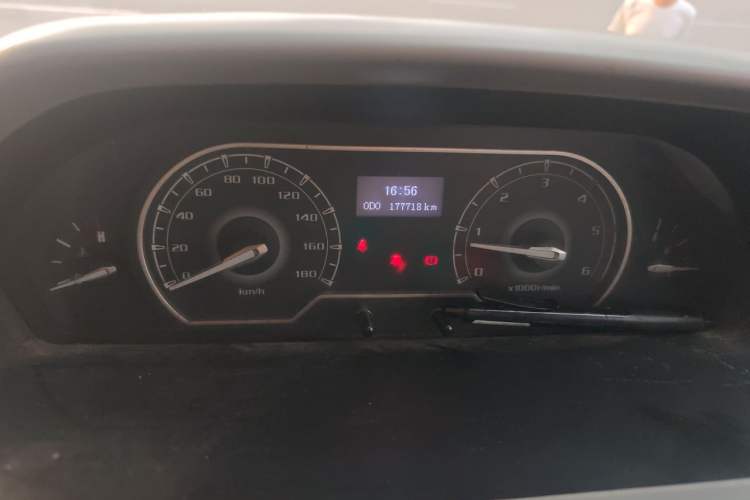 Used SAIC MAXUS Xintu V80 2019 2.5T Classic Edition 6-Speed Manual – Aoyuntong Modified Version Short Wheelbase Mid-Height Roof 5/6 Seats Odometer Close Up