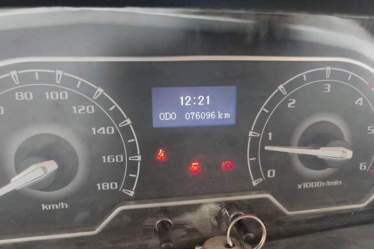 Used SAIC MAXUS Xintu V80 2019 2.5T Classic Edition 6-Speed Manual – Aoyuntong Short Wheelbase Mid-Height Design 5/6 Seats Odometer Close Up
