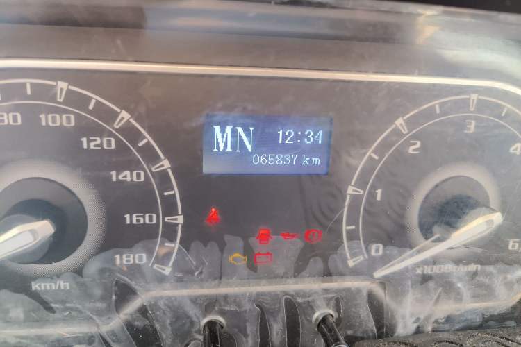 Used SAIC MAXUS Xintu V80 2019 2.5T Classic AMT Aoyuntong Short Wheelbase Mid-Roof 5/6-Seater Odometer Close Up