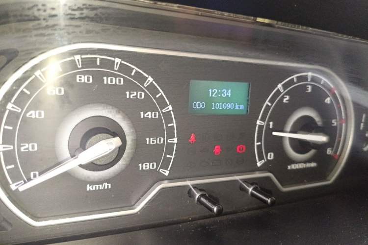 Used SAIC MAXUS Xintu V80 2019 2.5T Classic Edition 6-Speed Manual – Aoyuntong Short Wheelbase Mid-Height Design 5/6 Seats Odometer Close Up