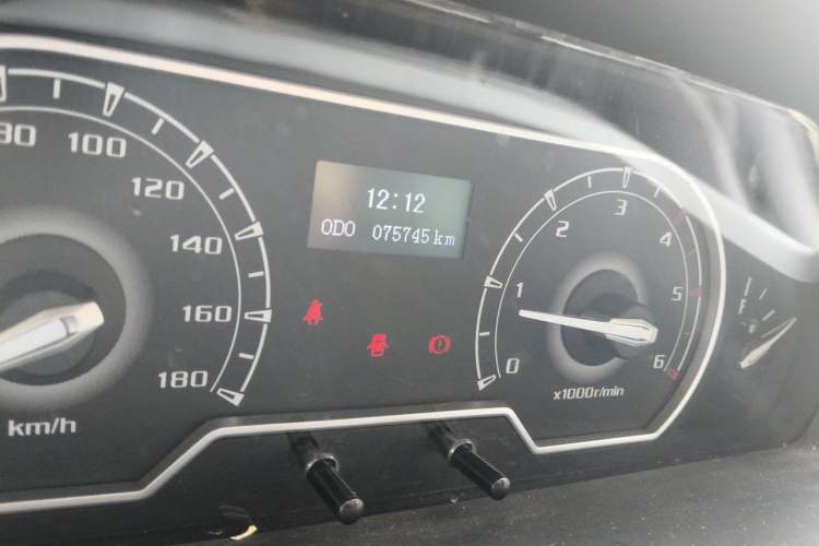 Used SAIC MAXUS Xintu V80 2019 2.5T Classic Model 6-Speed Manual Aotong Long Wheelbase Mid-Height 7-Seater Odometer Close Up