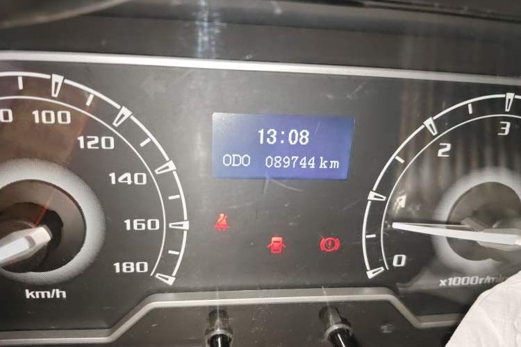 Used SAIC MAXUS Xintu V80 2019 2.5T Classic Model 6-Speed Manual Aotong Long Wheelbase Mid-Height 7-Seater Odometer Close Up