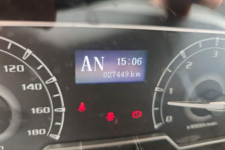 Used SAIC MAXUS Xintu V80 2019 2.5T Classic AMT Aoyuntong Facelifted Short-Wheelbase Mid-Roof 5/6-Seater Odometer Close Up