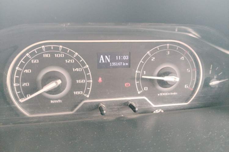Used SAIC MAXUS Xintu V80 2019 2.5T Classic Model AMT Aoyuntong Long Wheelbase Mid-Roof 7-Seater Odometer Close Up