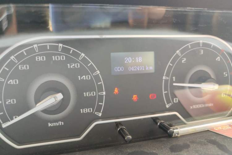 Used SAIC MAXUS Xintu V80 2019 2.5T Classic Model 6-Speed Manual Aotong Long Wheelbase Mid-Height 7-Seater Odometer Close Up