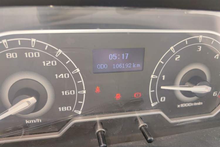 Used SAIC MAXUS Xintu V80 2019 2.5T Classic Model 6-Speed Manual Aotong Long Wheelbase Mid-Height 7-Seater Odometer Close Up