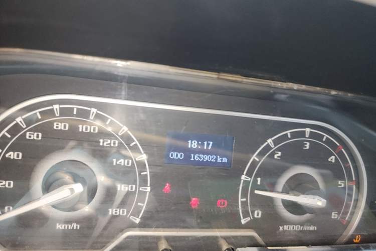 Used SAIC MAXUS Xintu V80 2019 2.5T Classic Model 6-Speed Manual Aotong Long Wheelbase Mid-Height 7-Seater Odometer Close Up