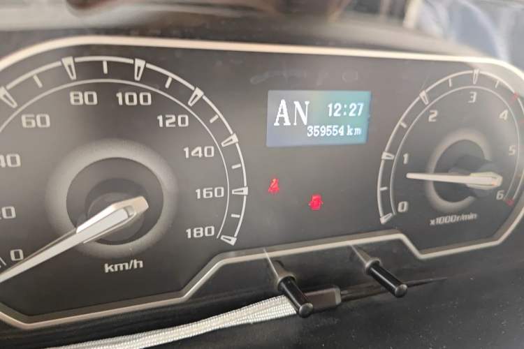 Used SAIC MAXUS Xintu V80 2019 2.5T Classic Edition AMT Aoyuntong Facelifted Long Wheelbase Mid-Height 7-Seater Odometer Close Up