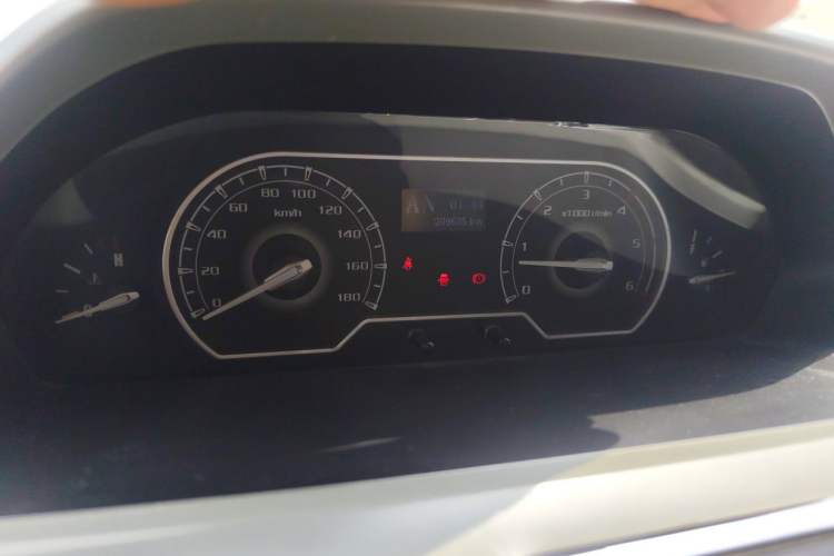 Used SAIC MAXUS Xintu V80 2019 2.0T Plus AMT Aoyuntong Short Wheelbase Mid-Roof 5/6-Seater Odometer Close Up