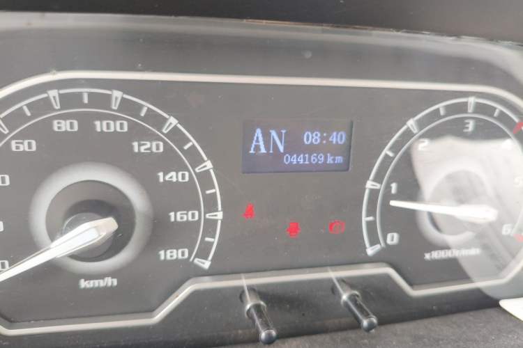 Used SAIC MAXUS Xintu V80  Odometer Close Up