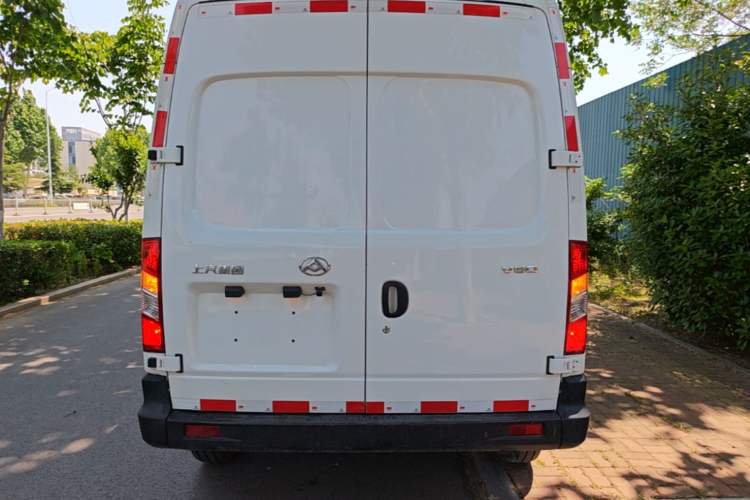 Used SAIC MAXUS Xintu V80 2019 2.5T Classic 6-Speed Manual Van Short Wheelbase Mid-Roof Design 2/3 Seats Rear