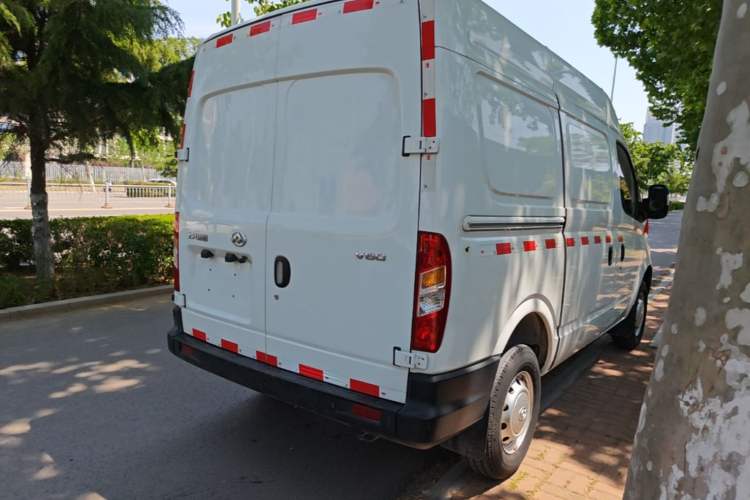 Used SAIC MAXUS Xintu V80 2019 2.5T Classic 6-Speed Manual Van Short Wheelbase Mid-Roof Design 2/3 Seats Rear Right 45 Deg