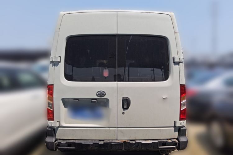 Used SAIC MAXUS Xintu V80 2019 2.5T Classic Model 6-Speed Manual Aotong Long Wheelbase Mid-Height 7-Seater Rear