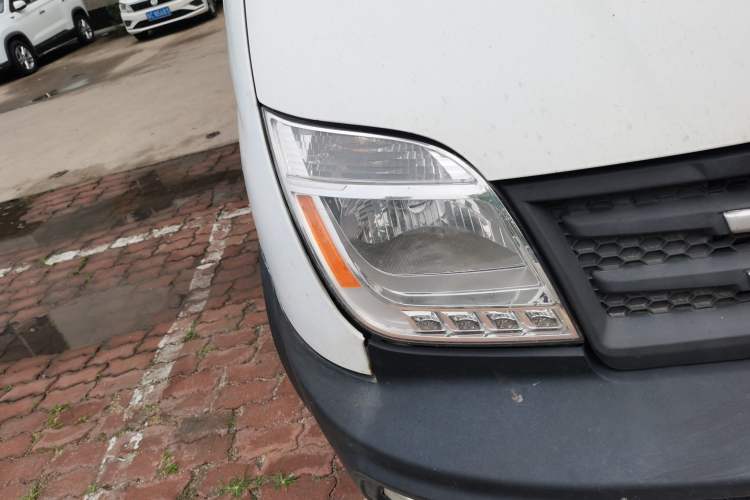 Used SAIC MAXUS Xintu V80 2019 2.5T Classic Edition 6-Speed Manual – Aoyuntong Short Wheelbase Mid-Height Design 5/6 Seats Right Front Headlight