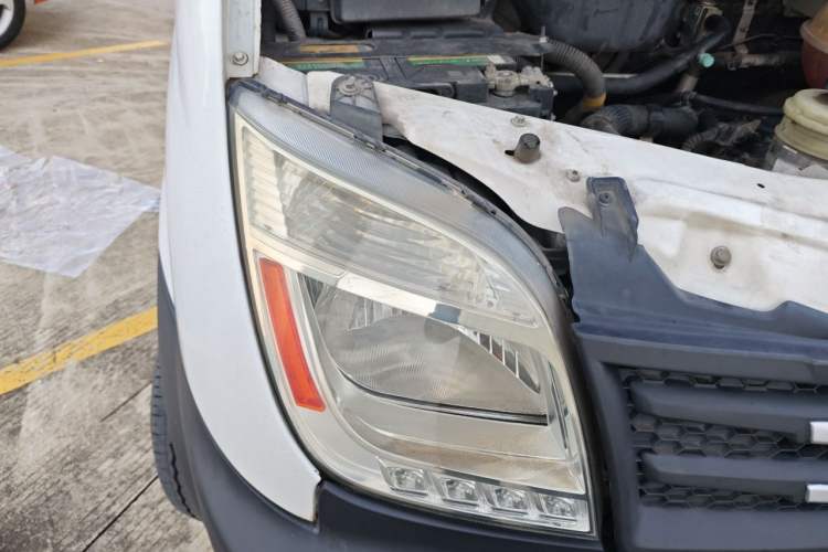 Used SAIC MAXUS Xintu V80 2019 2.5T Classic Model AMT Aoyuntong Long Wheelbase Mid-Roof 7-Seater Right Front Headlight