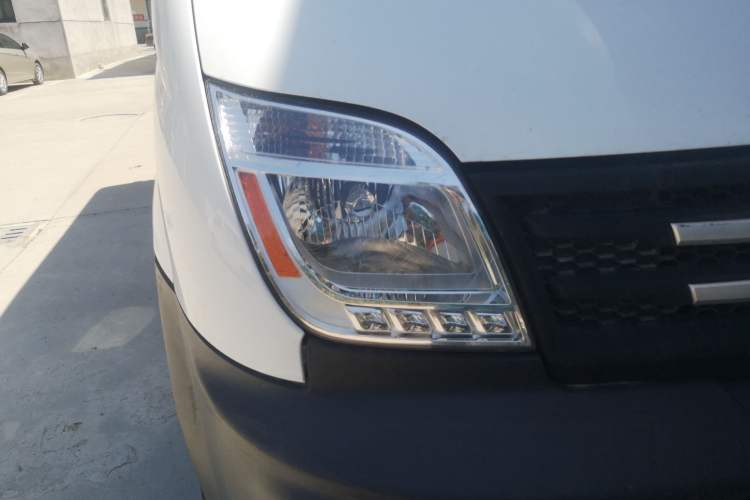 Used SAIC MAXUS Xintu V80 2019 2.5T Classic AMT Aoyuntong Short Wheelbase Mid-Roof 5/6-Seater Right Front Headlight