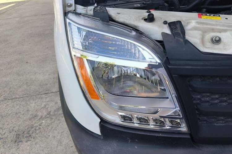 Used SAIC MAXUS Xintu V80 2019 2.5T Classic Edition 6-Speed Manual – Aoyuntong Short Wheelbase Mid-Height Design 5/6 Seats Right Front Headlight