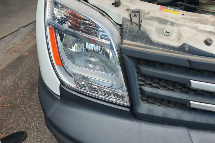 Used SAIC MAXUS Xintu V80 2019 2.5T Classic Edition 6-Speed Manual – Aoyuntong Short Wheelbase Mid-Height Design 5/6 Seats Right Front Headlight