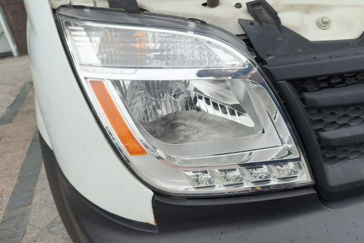 Used SAIC MAXUS Xintu V80 2019 2.5T Classic Edition 6-Speed Manual – Aoyuntong Modified Version Short Wheelbase Mid-Height Roof 5/6 Seats Right Front Headlight