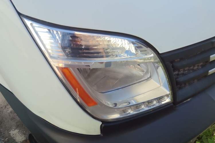 Used SAIC MAXUS Xintu V80 2019 2.5T Classic Model AMT Aoyuntong Long Wheelbase Mid-Roof 7-Seater Right Front Headlight
