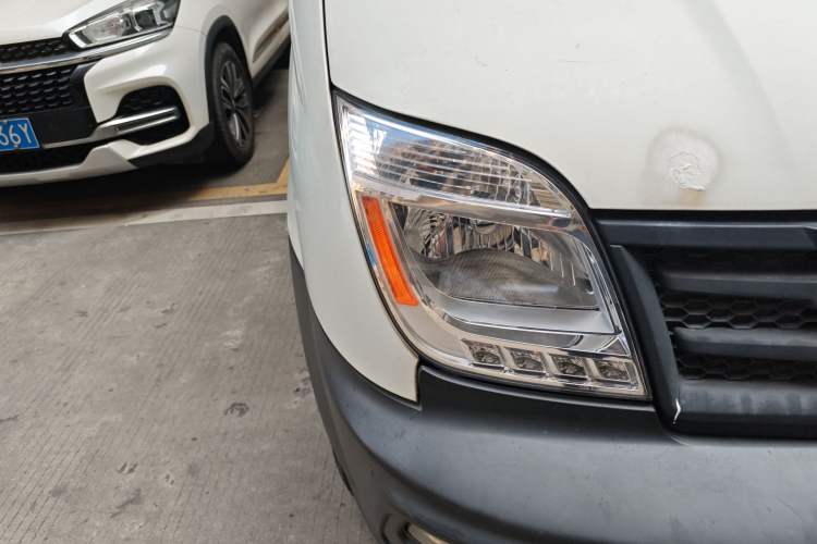 Used SAIC MAXUS Xintu V80 2019 2.5T Classic Edition 6-Speed Manual – Aoyuntong Short Wheelbase Mid-Height Design 5/6 Seats Right Front Headlight