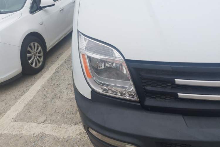 Used SAIC MAXUS Xintu V80 2019 2.5T Classic Model 6-Speed Manual Aotong Long Wheelbase Mid-Height 7-Seater Right Front Headlight