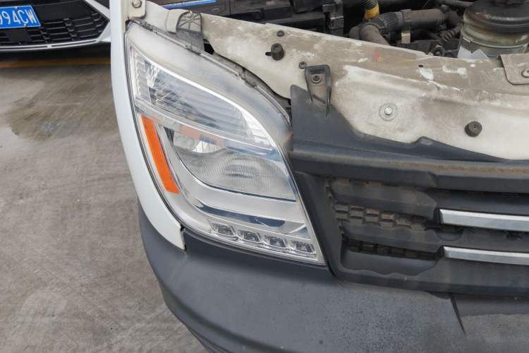 Used SAIC MAXUS Xintu V80 2019 2.5T Classic Edition 6-Speed Manual – Aoyuntong Short Wheelbase Mid-Height Design 5/6 Seats Right Front Headlight