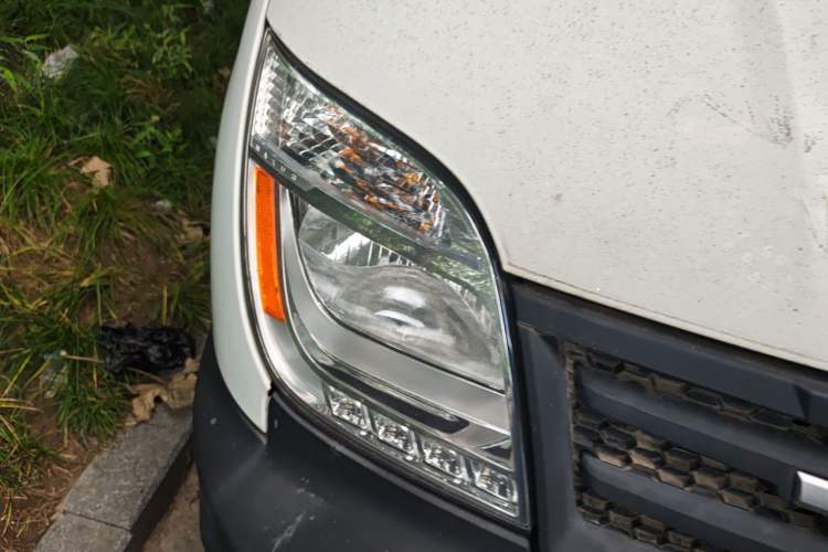 Used SAIC MAXUS Xintu V80 2019 2.5T Classic Model AMT Aoyuntong Facelifted Short Wheelbase Ultra-Low Roof 5/6-Seater Right Front Headlight