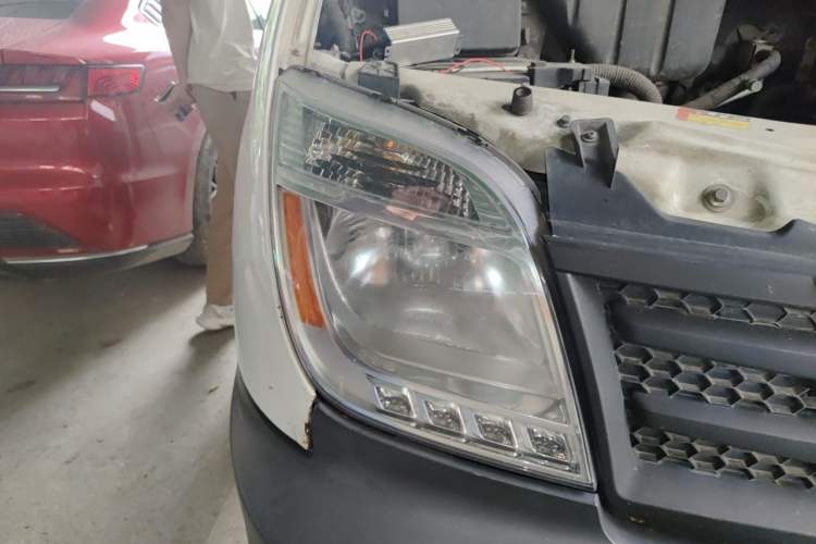 Used SAIC MAXUS Xintu V80 2019 2.5T Classic Model 6-Speed Manual Aotong Long Wheelbase Mid-Height 7-Seater Right Front Headlight