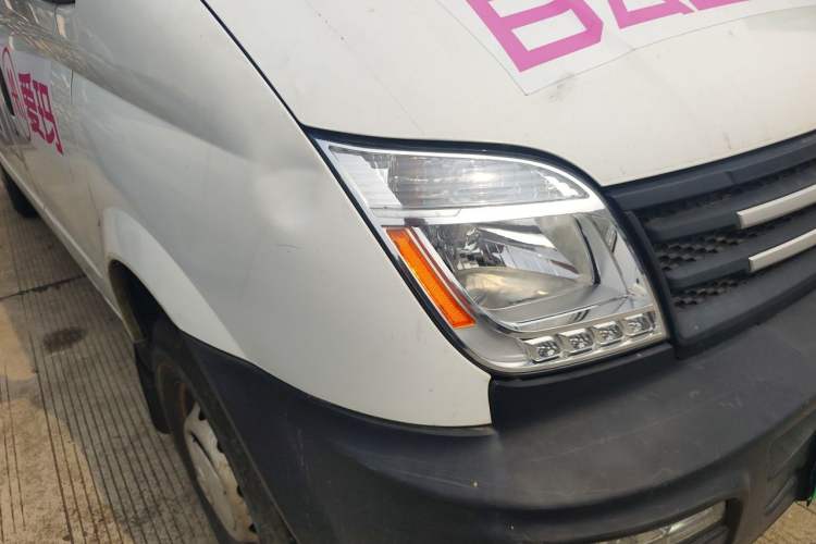 Used SAIC MAXUS Xintu V80 2019 2.5T Classic Version 6-Speed Manual – Aoyuntong Modified Long Wheelbase Mid-Height 7-Seater Right Front Headlight