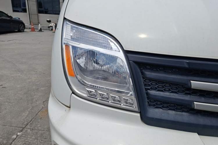 Used SAIC MAXUS Xintu V80 2019 2.5T Classic Model AMT Commercial Van Long Wheelbase Mid-Roof 9-Seater Right Front Headlight